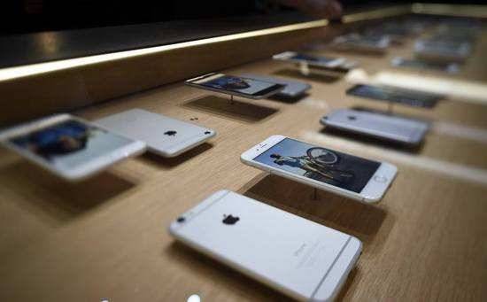 苹果手机的降频门持续发酵，即将面临9990亿美元赔偿？